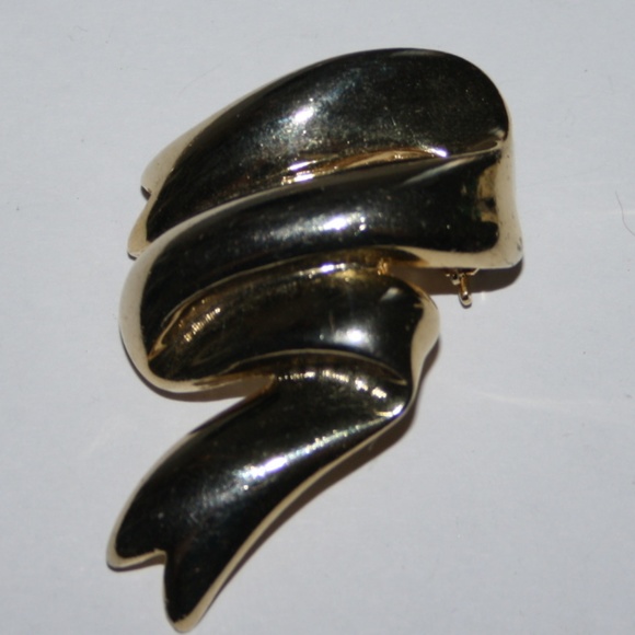 Beautiful gold tone ribbon brooch